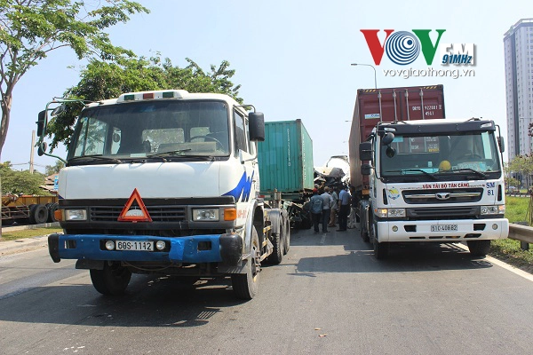 
Khi còn cách cầu vượt Cát Lái khoảng 500 mét (phường An Phú, quận 2, Tp.HCM) thì xảy ra va chạm với xe container BKS: 60S - 1112, chạy cùng chiều bên phải.
