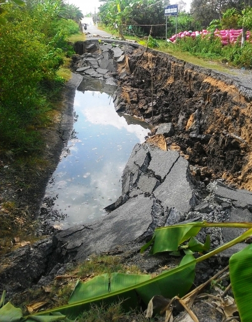 
Vùng ngọt hoá Cà Mau đã có trên 1.000km kênh mương bị khô cạn, ảnh hưởng rất lớn đến hệ thống đê bao ngăn mặn bảo vệ vùng ngọt và liên tiếp gây ra sạt lở đất.
