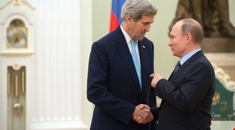 Tổng thống Nga Vladimir Putin (phải) và Ngoại trưởng Mỹ John Kerry trong một cuộc họp về vấn đề Syria và Ukraine tại điện Kremlin hồi tháng 12-2015. (Ảnh: Sputnik)