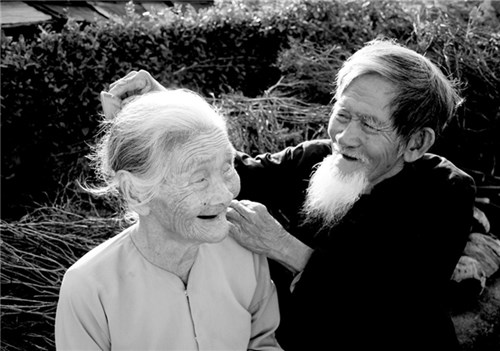Sau gần 10 năm quen biết, yêu nhau, năm 1949 ông Lê Văn Sỏ đã kết hôn cùng bà Nguyễn Thị Lợi. Sau đó, ông lên đường tham gia cách mạng để lại người vợ trẻ ở quê nhà với niềm mong nhớ mòn mỏi. (Ảnh: Internet)