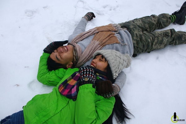 Hình ảnh cặp đôi vui vẻ giữa nền tuyết trắng khiến nhiều người xem thích thú. Nguồn Facebook