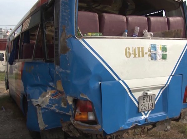 Chiếc xe chở 30 khách đi chùa đầu năm gặp tai nạn kinh hoàng.