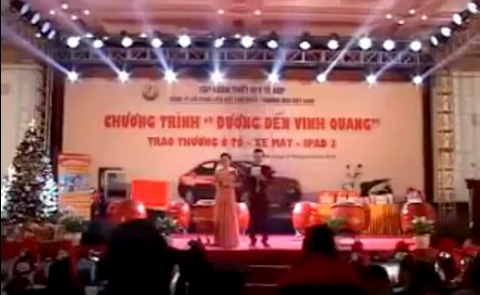 Một chương trình trao thưởng ô tô, xe máy vào tháng 12/2014 của Công ty Liên kết Việt