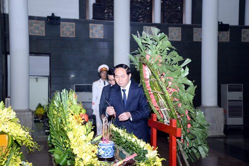 
Bộ trưởng Công an Trần Đại Quang thắp hương
