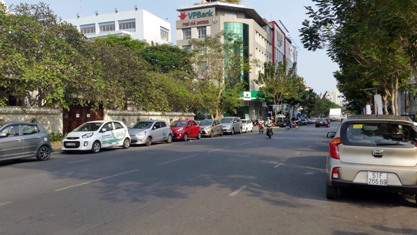 Chỉ một chiếc màu trắng trong hình có vẻ giống taxi, những chiếc còn lại như xe nhà bình thường - Ảnh: H.Đ