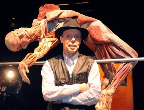 Gunther von Hagens bên một thi thể được bảo quản bằng phương pháp nhựa hóa.