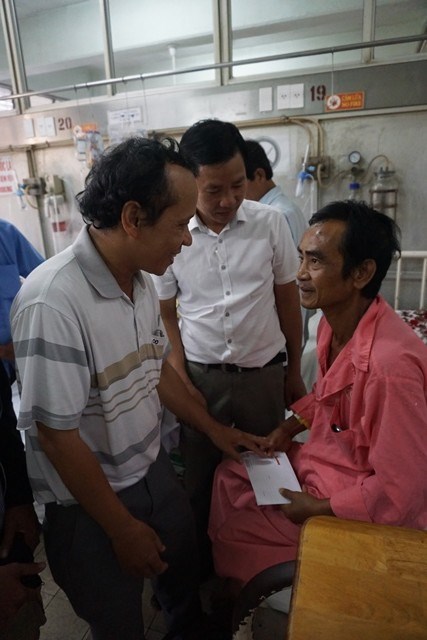 
Đại diện Báo Tiền Phong đến thăm và tặng quà ông Nén khi ông đang điều trị tại Bệnh viện Chợ Rẫy TPHCM. Ảnh: Quốc Ngọc.

