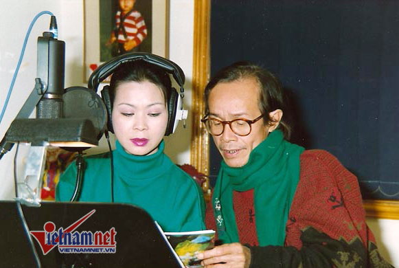 
Trịnh Công Sơn và Khánh Ly trong một buổi thu âm chung.
