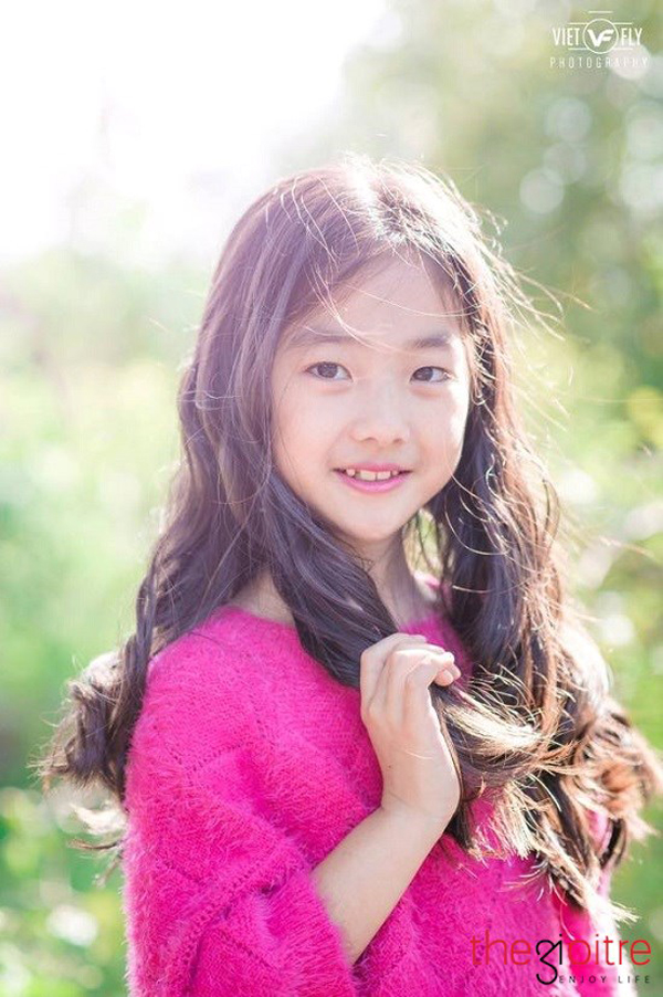 Bé hiện đang học lớp 2A trường Tiểu học Trần Quốc Toản - Hải Dương. Bé gái 7 tuổi mang nhiều đường nét trên khuôn mặt giống một ngôi sao nhí Hàn, đặc biệt là ở đôi mắt 1 mí và chiếc cằm V-line.