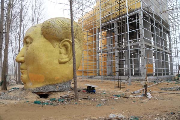 
Sau hơn 8 tháng trời ròng rã thi công, bức tượng màu vàng ròng mới được hoàn thành, thế nhưng lại nhanh chóng bị dỡ bỏ.
