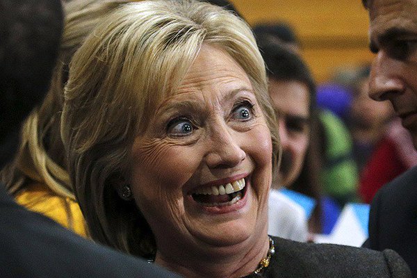 ... Và luôn dè chừng trước viễn cảnh bà Clinton thắng cử. Ảnh: Reuters