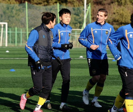 Xuân Trường tập luyện tại Incheon United.