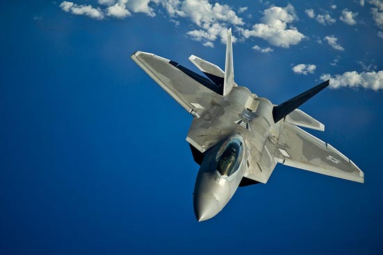 “Ác điểu” F-22 được thiết kế có thể tàng hình trước hệ thống radar quét của đối phương, đã có màn kết hợp hỗ trợ bên cạnh tiêm kích “Đại bàng tấn công” F-15K của Hàn Quốc ở khu vực căn cứ không quân Osan.