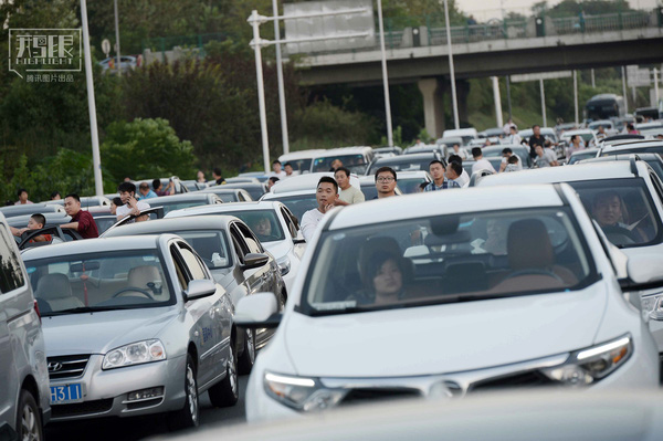 
Trong tình cảnh dân số Trung Quốc ngày càng phát triển như hiện nay, việc đi xe riêng có lẽ không phải là một sự lựa chọn thông minh.
