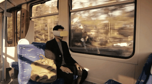 Liệu bạn có ngại ngần khi đeo một chiếc kính VR đen đen vuông vuông trên xe bus?