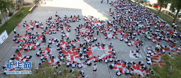 
Ngày 30/1, 1300 học sinh và giáo viên của một ngôi trường tiếng Trung tại thành phố Ipoh, bang Perak, Malaysia tham dự cuộc thi viết câu đối chào xuân mới.
