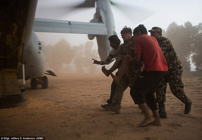 
Bức ảnh có tựa đề khẩn cấp cứu người được chụp bởi&nbsp;Jeffrey D. Anderson giành giải nhất hạng mục ảnh chiến dịch tấn công. Đằng sau bức hình là câu chuyện về những người lính Mỹ giúp cứu các nạn nhân sau thảm họa động đất tại Nepal.
