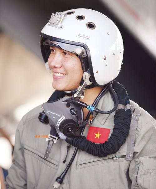 
Thượng úy phi công Trần Thanh Luân.

