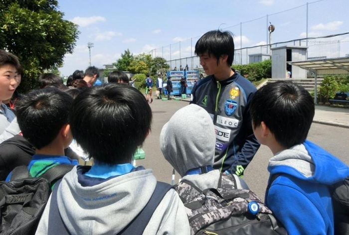 Nhiều fan nhí vây quanh Tuấn Anh sau buổi tập công khai của CLB Yokohama FC. Ảnh: Internet.