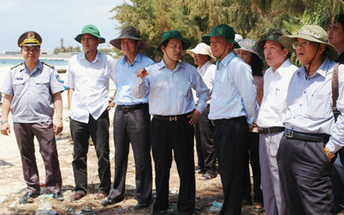 Đoàn công tác Bộ NN&PTNT khảo sát địa điểm xây dựng khu neo đậu tránh trú bão tại đảo Phú Quý