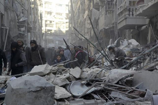 Khu phố Al-Shaar ở TP Aleppo bị dội bom hôm 4-2. Ảnh: Reuters