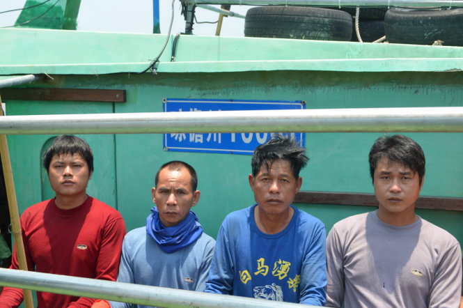 
Bốn thuyền viên người Trung Quốc trên tàu bị phát hiện vi phạm chủ quyền lãnh hải Việt Nam sáng 4-5 - Ảnh: Mạnh Hùng
