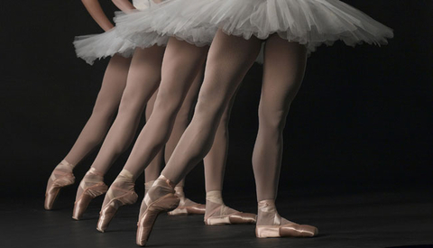 
Vì đặc thù nghề nghiệp, các nữ vũ công ballet đều có đôi chân vô cùng khó coi.
