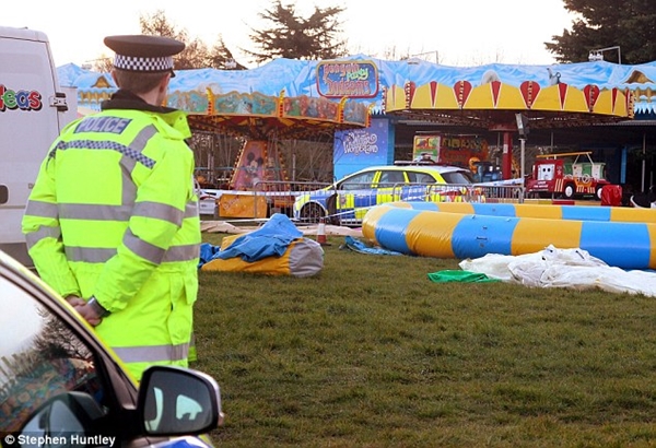 
Nhà phao tại Công viên Harlow bị thổi bay khiến một bé gái 7 tuổi tử vong.
