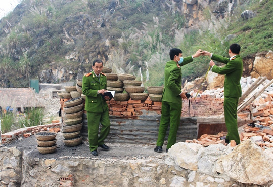 
Cơ quan công an đang khám nghiệm hiện trường
