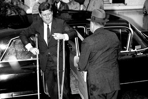 
Cố Tổng thống Mỹ, John F. Kennedy, được phát hiện mắc bệnh Addison sau cuộc bầu cử năm 1960. Bệnh do một chứng tự miễn hiếm gặp gây nên.
