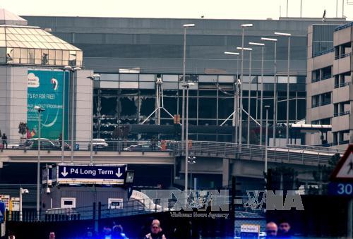 Nhiều cửa kính bị vỡ sau các vụ nổ tại sân bay Brussels ở Zaventem. Ảnh: AFP/TTXVN