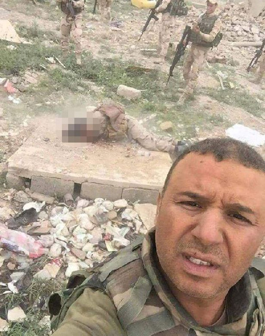 Ít nhất 1 binh sĩ chụp hình “tự sướng” với thi thể. Ảnh: Instagram