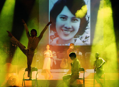 
Hình ảnh người vợ quá cố của nhạc sĩ Thanh Tùng xuất hiện trên sân khấu
