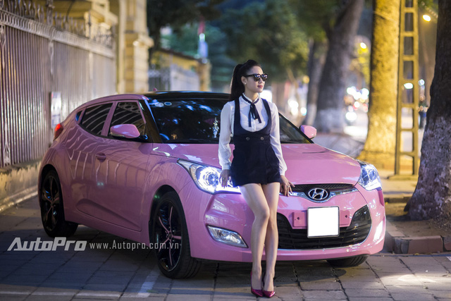 Bà mẹ 9x Đặng Thanh Mai cùng chiếc Hyundai Veloster màu hồng của mình.