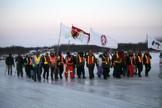 Thanh niên của bộ tộc Attawapiskat diễu hành chống nạn tự tử hôm 7-4. Ảnh: Reuters