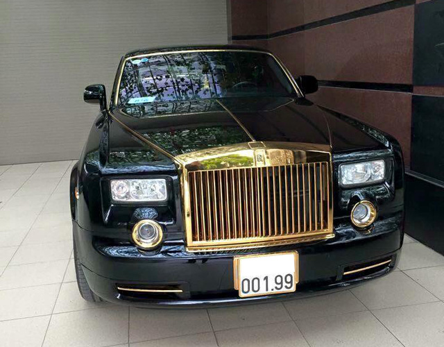 Chiếc Rolls-Royce Phantom với biển số 001.99 thuộc sở hữu của một đại gia tại Mạo Khê, Quảng Ninh.Theo nhiều nguồn tin, chiếc xe siêu sang vừa được chủ nhân cho khoác lên mình bộ áo nổi bật với nhiều chi tiết được mạ bằng vàng ròng ấn tượng.