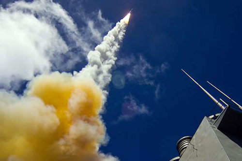 
Tên lửa SM-6 được phóng từ tàu chiến USS John Paul Jones của Mỹ, nó có khả năng đánh chặn các tên lửa đạn đạo trong hành trình bay giai đoạn 2. Ảnh: MDA
