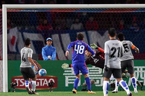 Chonburi (áo trắng) thảm bại trước FC Tokyo. (Ảnh: Getty). 