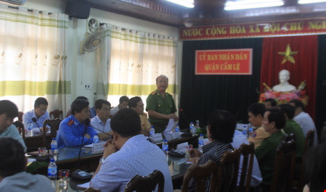 Phó Giám đốc Công an TP Đà Nẵng Nguyễn Văn Chính (đứng) cho biết lực lượng chức năng sẽ xử lý nghiêm các doanh nghiệp và tài xế vi phạm pháp luật. Ảnh : LÊ PHI