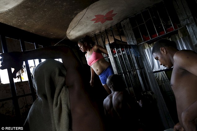 
Điều kiện sinh hoạt thiếu thốn, nơi ở ẩm thấp là những gì mà những người tù tại nhà tù La Joya phải hứng chịu.

