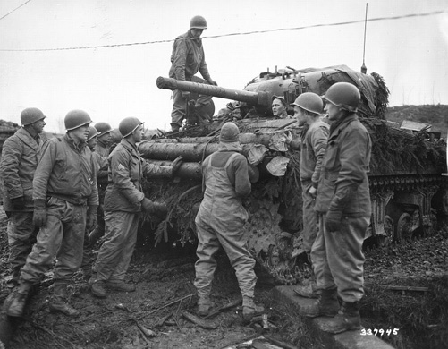 
Binh sĩ Mỹ xung quanh một chiếc xe tăng tham gia tấn công vào rừng Hurtgen.
