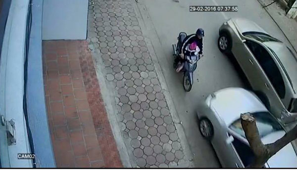Theo hình ảnh trong camera ghi lại thì khi đó bé Gia Hân đang ngồi phía trước xe máy và bị tông trực diện.
