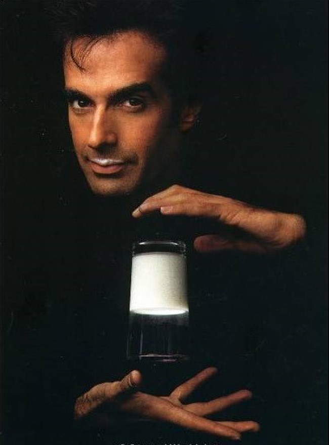 
David Copperfield chính là một phù thủy chính hiệu đang làm phép trước mắt hàng triệu khán giả.
