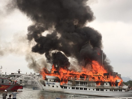 
Ngọn lửa bùng cháy trong khoảng 40 phút đã thiêu rụi tàu QN 6299 trị giá khoảng 30 tỉ đồng vào trưa 6.5.2016 tại cảng Tuần Châu
