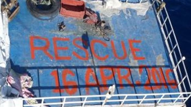 
Tàu chở hàng đã cứu những người di cư may mắn sống sót sau vụ lật thuyền ngoài khơi Địa Trung Hải - Ảnh: BBC
