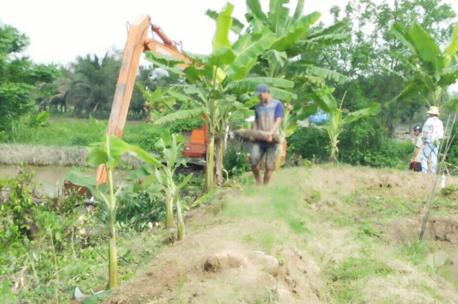 Người dân ôm vật thể nghi là bom lên bờ để báo cáo địa phương nhưng đến nay vẫn chưa được di dời đến nơi an toàn - Ảnh: Trần Đức