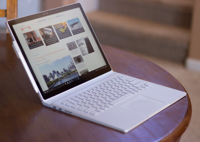 Ngược lại với dòng Lumia, dòng máy Surface của Microsoft đang ghi nhận những thành công rực rỡ.