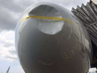 
Vết lõm trên mũi máy bay do đụng trúng chim. Ảnh: WFAA-TV, sân bay quốc tế Seattle – Tacoma
