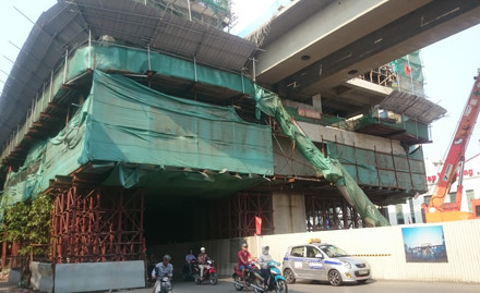 Nhà ga Hoàng Cầu nơi xảy ra việc thanh sắt rơi vào người đi đường.
