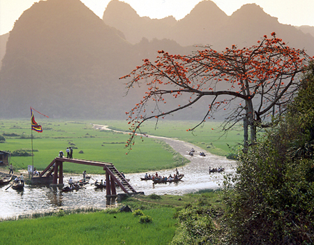 
Du xuân - một nét đẹp văn hóa. Ảnh: fiditour.vn
